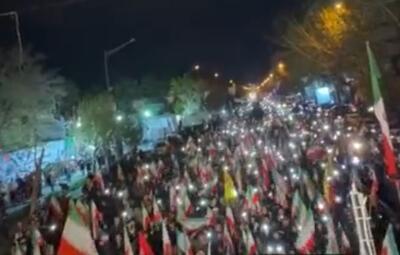  همخوانی جمعی سرود جمهوری اسلامی ایران راس ساعت ۹ شب در خیابان انقلاب تهران