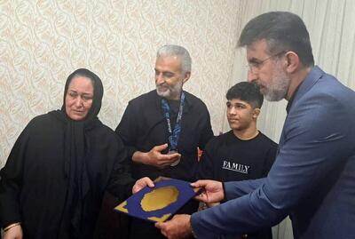  قهرمان کشتی نشانش را به پهلوان شهید داد