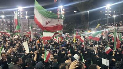  بار دیگر دیار میرزا کوچک بر عهد خود ایستاد/سی شب ایستادگی مردم رشت در میدان در حمایت از آرمان‌های شهدا+فیلم