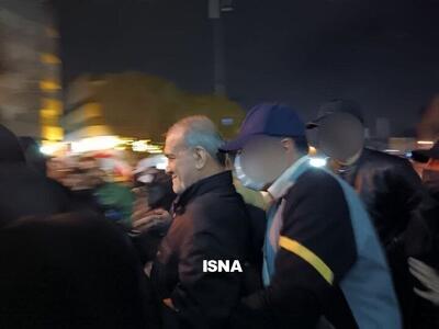  حضور پزشکیان در تجمع خیابانی شب ۱۲ فروردین