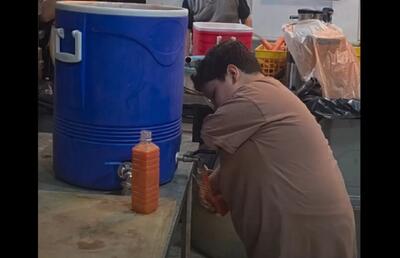  نوجوانی که با وجود معلولیت، به خانواده‌های بی‌سرپناه کمک کرد