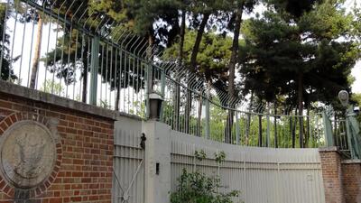  تصاویری از مغازه‌های خسارت‌دیده در اطراف سفارت سابق آمریکا