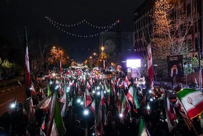  حرکت دسته مردمی پرچمداران ایران به مناسبت روز جمهوری اسلامی ایران