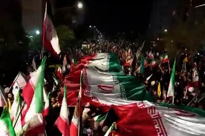 رونمایی از بزرگترین پرچم ایران در مشهد همزمان با روز جمهوری اسلامی + فیلم