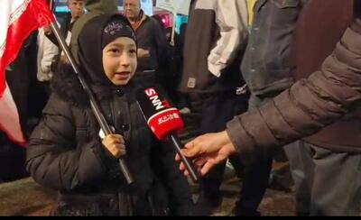  پاسخ خاص دختر خردسال به خبرنگا درباره علت حضور در اجتماعات+ فیلم