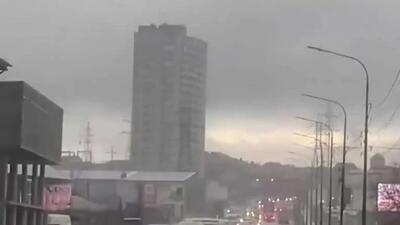  خیابان‌های شهر ولگوگراد روسیه به دلیل بارش شدید باران دچار آبگرفتگی شده‌اند