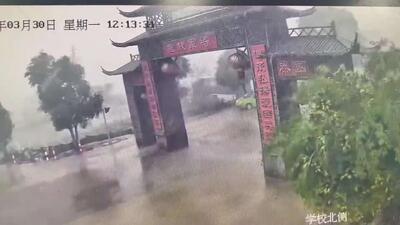  فرو ریختن یک دروازه باستانی در چین به دلیل طوفان که کم مانده بود روی یک رهگذر بیفتد