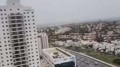  اصابت بمب های موشک های بارشی به دو منطقه در تل‌آویو