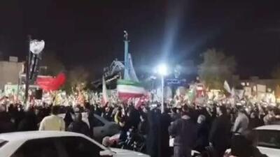  ایرانیان به افتخار روز جمهوری اسلامی در شهرهای مختلف با پرچم ایران به خیابان‌ها می‌آیند