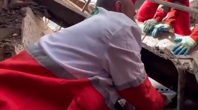  نجات گربه از زیر آوارِ بمبارانِ دشمن توسط امدادگران