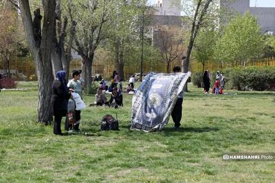  تصاویری از سیزده‌بدر مردم تهران در اوضاع جنگی