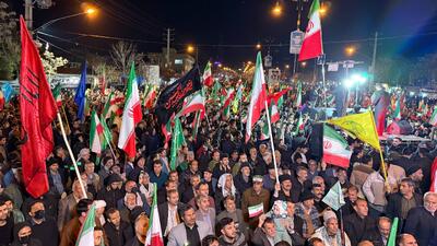  احترام نظامی جمعیت عظیم مردم یاسوج به رهبر معظم انقلاب اسلامی+فیلم