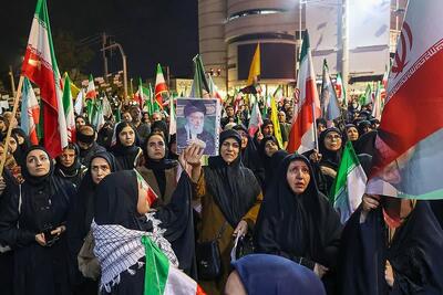  سی‌ویکمین شب اجتماع خودجوش مردم مشهد | طنین سرود ملی جمهوری اسلامی + فیلم