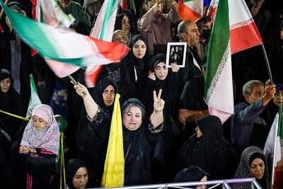  مشهد زیر باران، به وقت استغاثه امام زمان (عج) | سی‌ودومین خروش شبانه مشهدی‌ها در سنگر خیابان