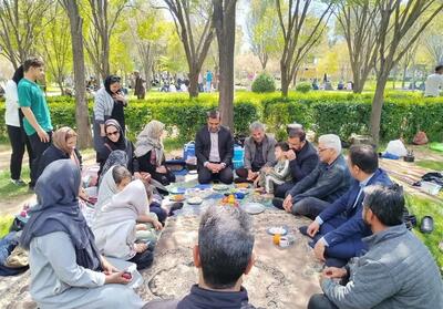  زندگی در شیراز جاری است/ حضور استاندار در سیزده بدر مردم - تسنیم