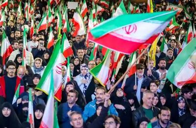  پلاکارد معنادار در تجمع شبانه در میدان انقلاب