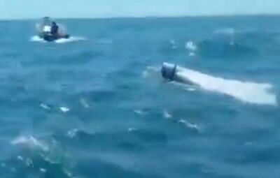  سرنگونی یک پهپاد انتحاری لوکاس ارتش تروریستی امریکا و شناور شدن آن روی آب‌های خلیج فارس