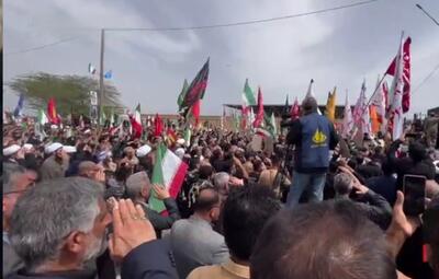 خوانش دسته جمعی سرود پرافتخار جمهوری اسلامی ایران در تشییع پیکر شهید تنگسیری در آبادان