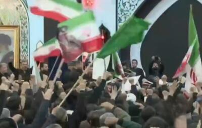  مردم بعد از اعلام خبر انهدام دومین فروند جنگنده F-۳۵ در مراسم باشکوه وداع با پیکر سپهبد شهید موسوی شعار «الله اکبر» سر دادند