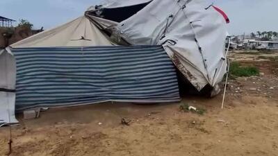  وزش باد شدید در نوار غزه باعث کنده شدن چادرهای آوارگان فلسطینی از ریشه شده و شرایط دشوار زندگی آن‌ها را تشدید کرده است