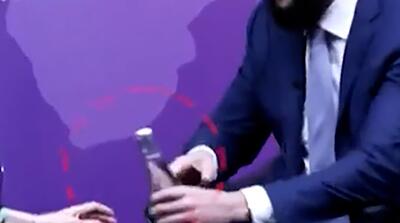  ناتوانی ابومحمد الجولانی در باز کردن بطری آب!