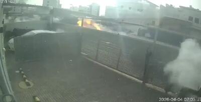  لحظه اصابت راکت حزب الله به کریات شمونه