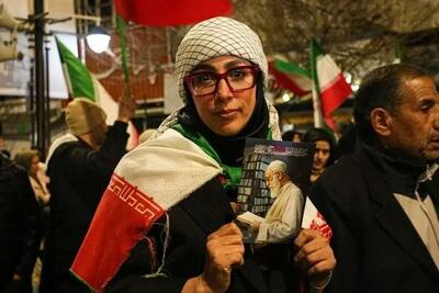  نوشته جالب دختری در تجمع میدان انقلاب+ عکس