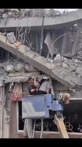  نجات کودک 8 ساله افغانستانی از زیر آوار در حملات به تهران