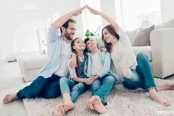  آیا بوسیدن همسر جلوی فرزندان کار درستی است؟