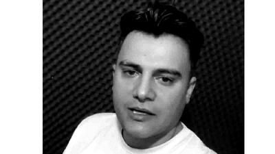  دانلود آهنگ رامین کرمی / ترانه عکس های یادگاریمونو ورق بزن از رامین کرمی