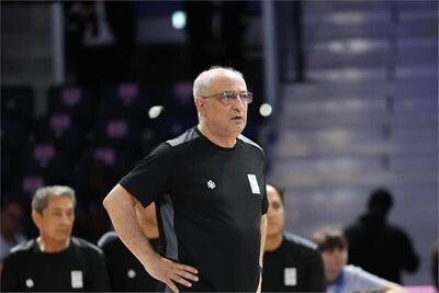  هادی رضایی مدیر تیم‌های ملی والیبال نشسته شد