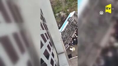  در ترکیه، یک اتوبوس به پایه پل برخورد کرد و واژگون شد که منجر به کشته شدن پنج نفر شد