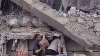  نجات کودک 8 ساله افغانستانی از زیر آوار توسط تیم‌های امدادی ایران