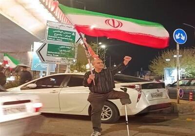  ایستادگی مردی که با پرچم وطن نفس می‌کشد - تسنیم