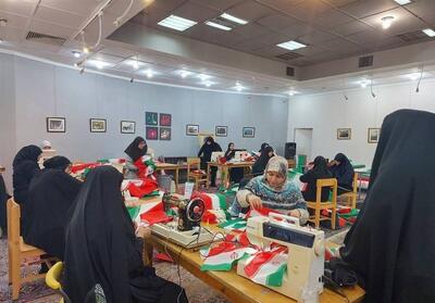  دوخت «پرچم عشق» در اتاقی کوچک با دلهای بزرگ/ تمرین سرمشق همدلی و اتحاد - تسنیم