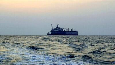  حادثه در بندر امارات/ سقوط چند پرتابه به سمت یک کشتی