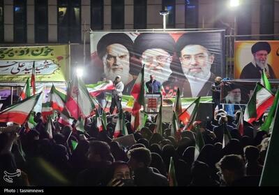  سنندج در شب سی‌وپنجم؛ میدان آزادی صحنه تجدید بیعت و ایستادگی تصاویر - تسنیم