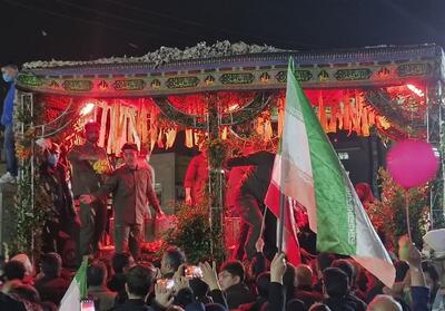  وداع با شهید محمدحسین عزیزی و مادرش در راهپیمایی شب سی و پنجم فیلم - تسنیم