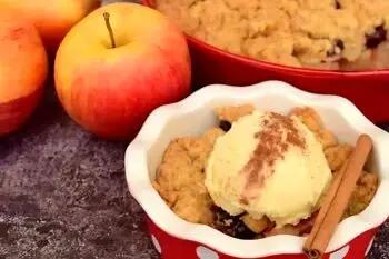  طرز تهیه کرامبل سیب و دارچین / یک دسر مقوی و خوشمزه