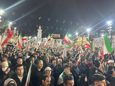  حضور پرصلابت رشتوندان زیر باران  /باران هم نتوانست مردم رشت را از صحنه دور کند+فیلم