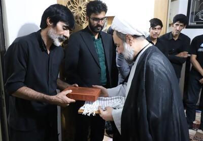  دیدار امام جمعه زاهدان با خانواده دو شهید حلات آمریکایی ـ صهیونی - تسنیم