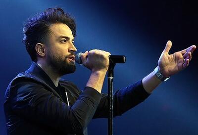  حافظ خوانی بنیامین بهادری در پل طبیعت زیر آسمان تهران بعد از تهدید ترامپ به حمله به پل‌ها + فیلم