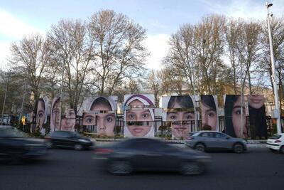  پروژه چیدمان «چشمان میناب» در میدان تجریش؛ یادبود هنری مظلومیت و بی‌گناهی ۱۶۰ دانش‌آموز شهید میناب