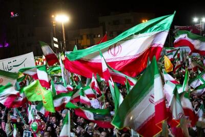  تجمع مردم تهران در میدان انقلاب