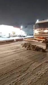  تصاویری از برف‌روبی و نمک‌پاشی محور کرج ـ کندوان