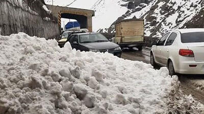  فیلم بارش برف و باران در محور کرج کندوان؛ برف‌ روبی و نمک‌ پاشی راهداران در تونل کندوان