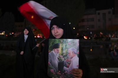  مردم همچنان در میدان حضور دارند / اقامه نماز جماعت صبح در میدان انقلاب اسلامی تهران + فیلم