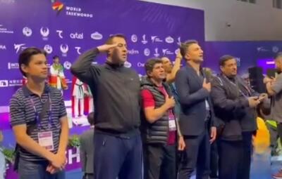  سلام نظامی سرپرست فدراسیون تکواندو در زمان اهتزاز پرچم ایران در سالن المپیک شهرتاشکند