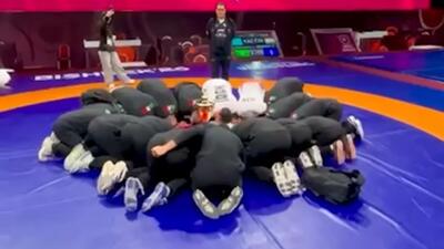  سجده ستاره های کشتی آزاد به پرچم ایران بعد از قهرمانی