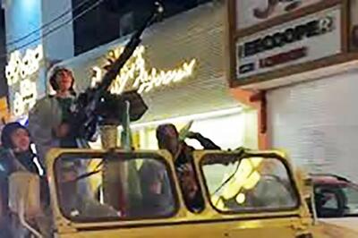  تصاویری از دخترانِ مسلح به تیربار در خیابان‌های تهران